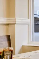 클래식 몰딩이 돋보이는 카페 인테리어 디테일